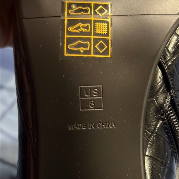 NEW Elegant Black Croc-Embossed Knee-High Boots - Picture 4 of 7